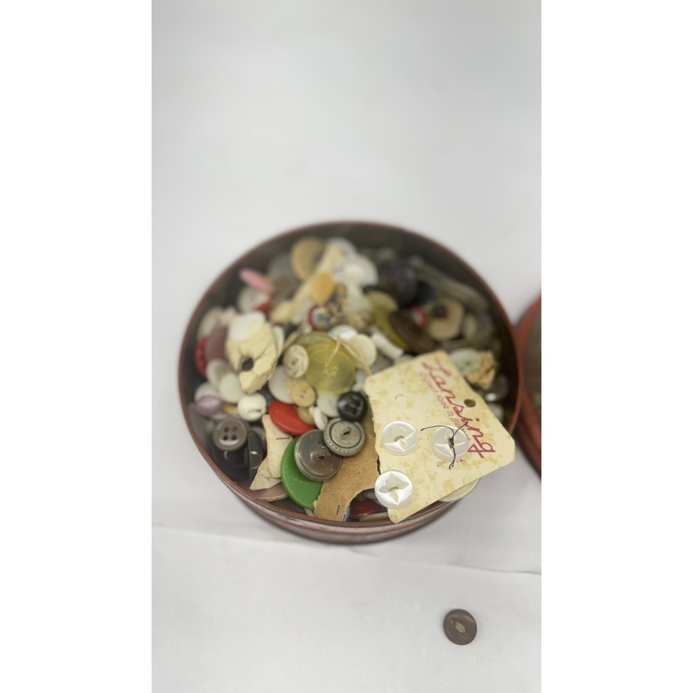 Vintage estate tin of vintage buttons Of All Kinds Over A Pound - Picture 7 of 9